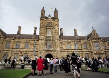 ‘학사’ 학위가 주는 임금 혜택, 갈수록 줄어든다