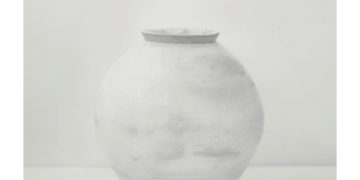 “순백의 전통 백자에 현대적 숨결을 불어넣다” –  시드니문화원, ‘Light Shadow’ 구본창 백자 사진전 개최 –