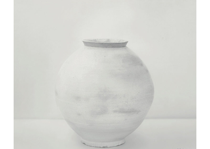 “순백의 전통 백자에 현대적 숨결을 불어넣다” –  시드니문화원, ‘Light Shadow’ 구본창 백자 사진전 개최 –