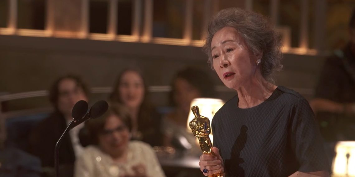 첫 오스카 윤여정 “최고란 말 싫어, 최중으로 살면 되지”