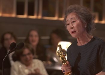 첫 오스카 윤여정 “최고란 말 싫어, 최중으로 살면 되지”