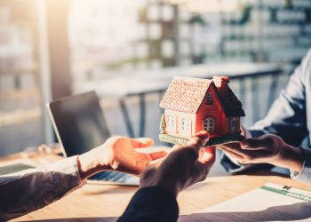 주택담보대출 8개월 연속 성장 후 첫 하락