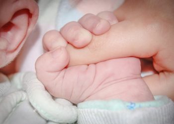 ‘6개월에 이르는 유급 육아 휴가’… 노동당, 점진적 확대 계획 발표