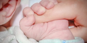 ‘6개월에 이르는 유급 육아 휴가’… 노동당, 점진적 확대 계획 발표