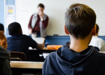 “학교 내 휴대전화 전면 금지, 학업 측면에서 학생에게 불이익 준다”