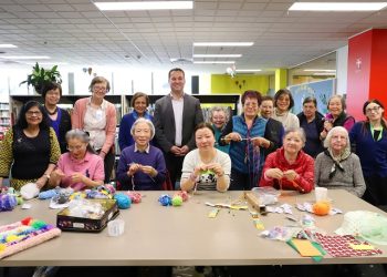 “뜨개질 그룹에서 치매-손 떨림 예방하고 새 친구들도 만나보세요”