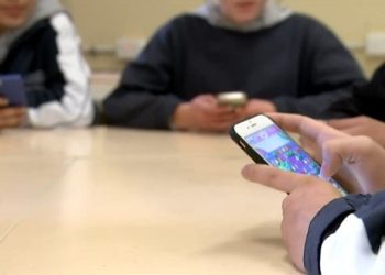 NSW 공립 하이스쿨, 휴대전화 ‘금지’… 정신건강 전문가들, ‘우려’ 표명