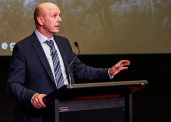 “화석연료 산업에 보조금 지급하면서 대학 학업에는 비용 청구한다…”