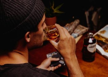 호주인 음주 행태… 약 5분의 1, “다른 이들의 과음으로 피해 입는다”