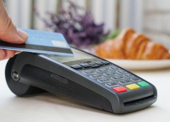 연방정부, 2026년까지 직불카드 결제시 부과하는 ‘수수료 폐기’ 약속