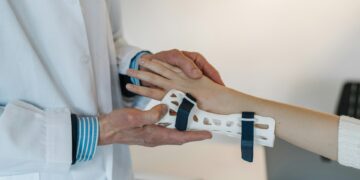 AI, 의료 혁신의 새 길을 열다. 의료진 도와 환자와 소통하는 AI