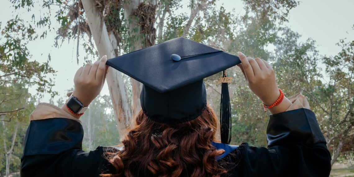 학생 학자금 대출 감면 정책, 선거 전략 논란. 대학 학자금 20% 감면, 특정 지역에 집중