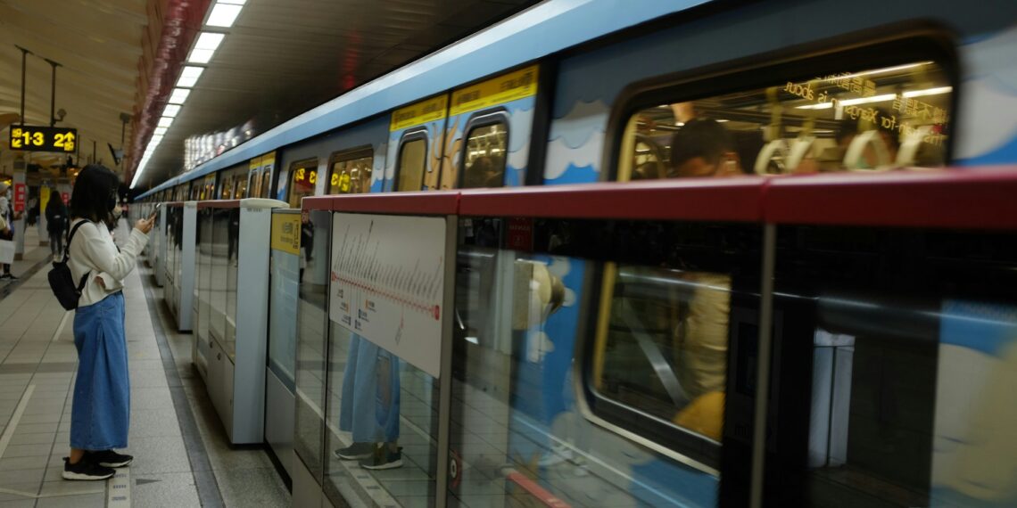 시드니 사우스웨스트 메트로 개통 지연. 파업 여파, 공사 지연으로 2026년으로 연기