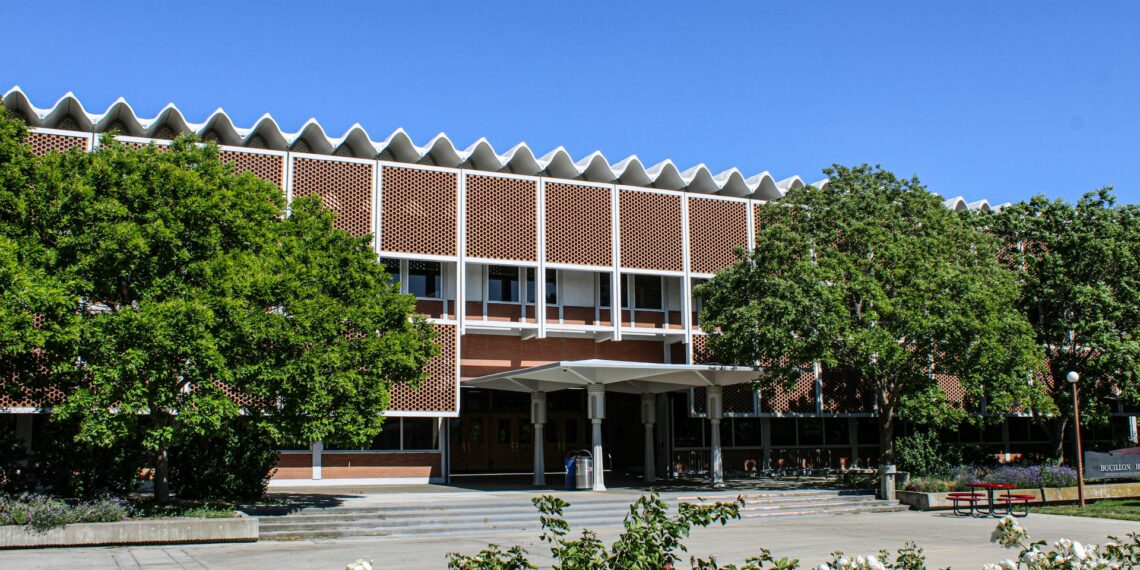 공립학교 예산 논란. 비공개 협상, 160억 달러 부족