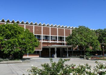 공립학교 예산 논란. 비공개 협상, 160억 달러 부족