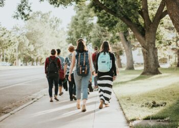 야당, 이민자 10만명 감축 고수. 생산성·노동력 우려에도 “노동당보다 낮게 유지할 것”