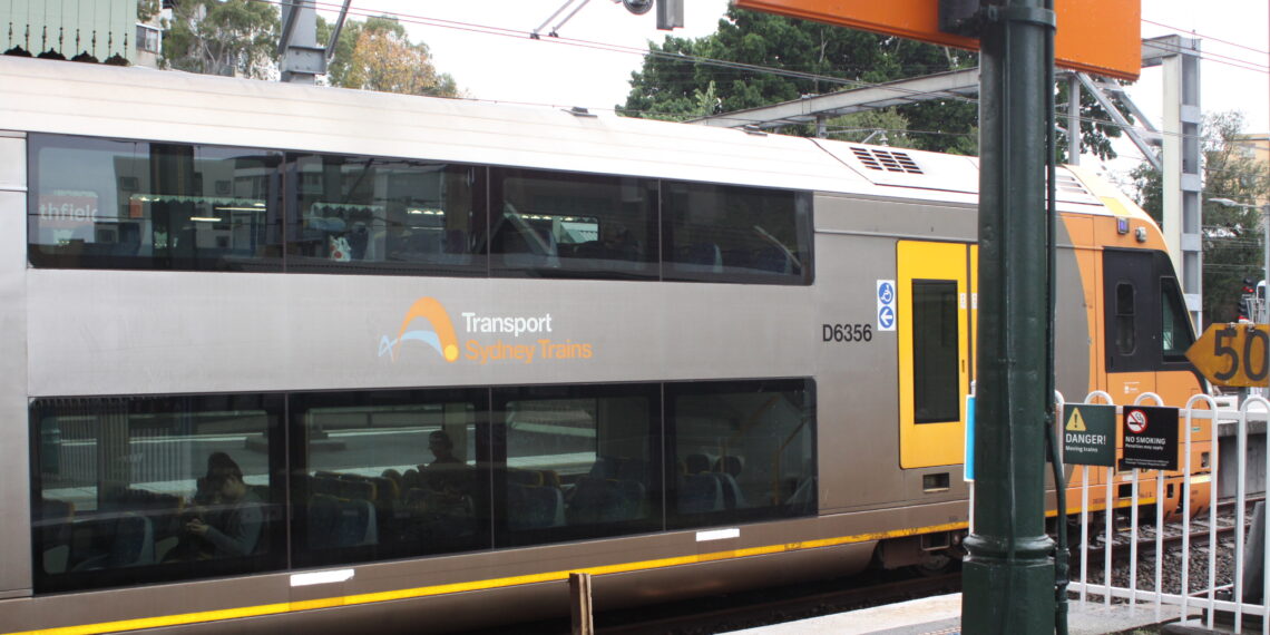 고전압 전선 탈락으로 열차 정지, 300명 승객 갇혀. 시드니 스트라스필드 인근 노선의 운행 중단
