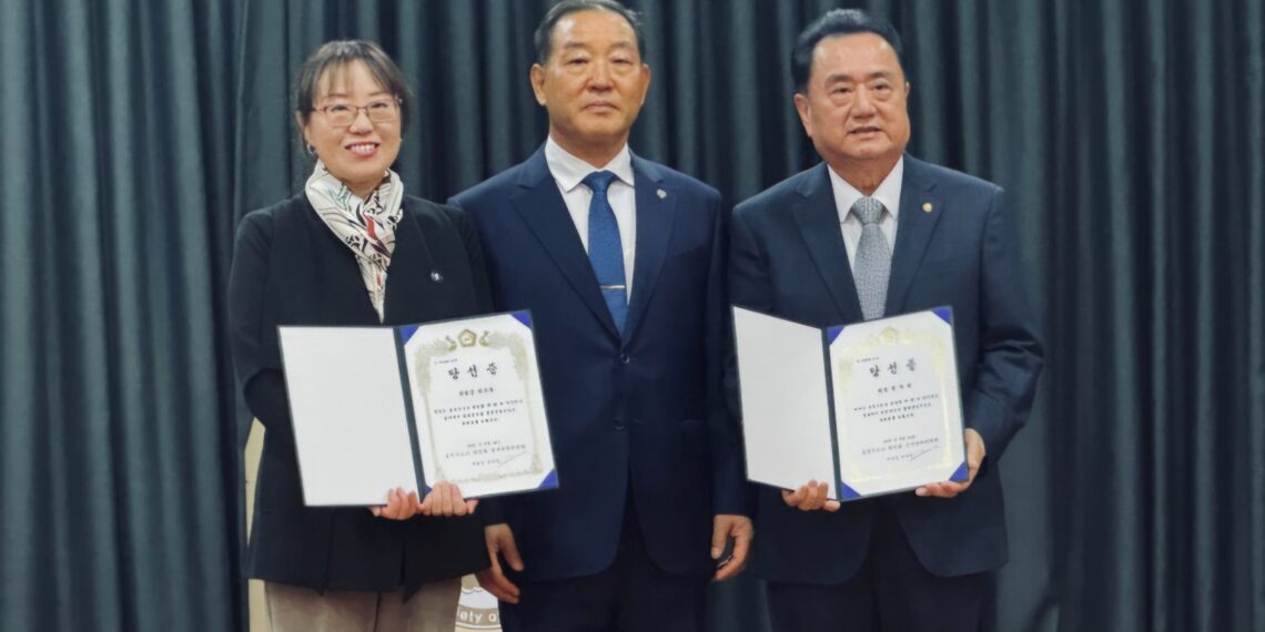 시드니 한인회 35대 회장단에 형주백‧리즈 왕 선출.