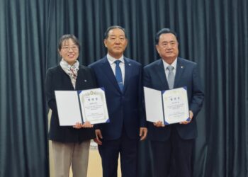 시드니 한인회 35대 회장단에 형주백‧리즈 왕 선출.