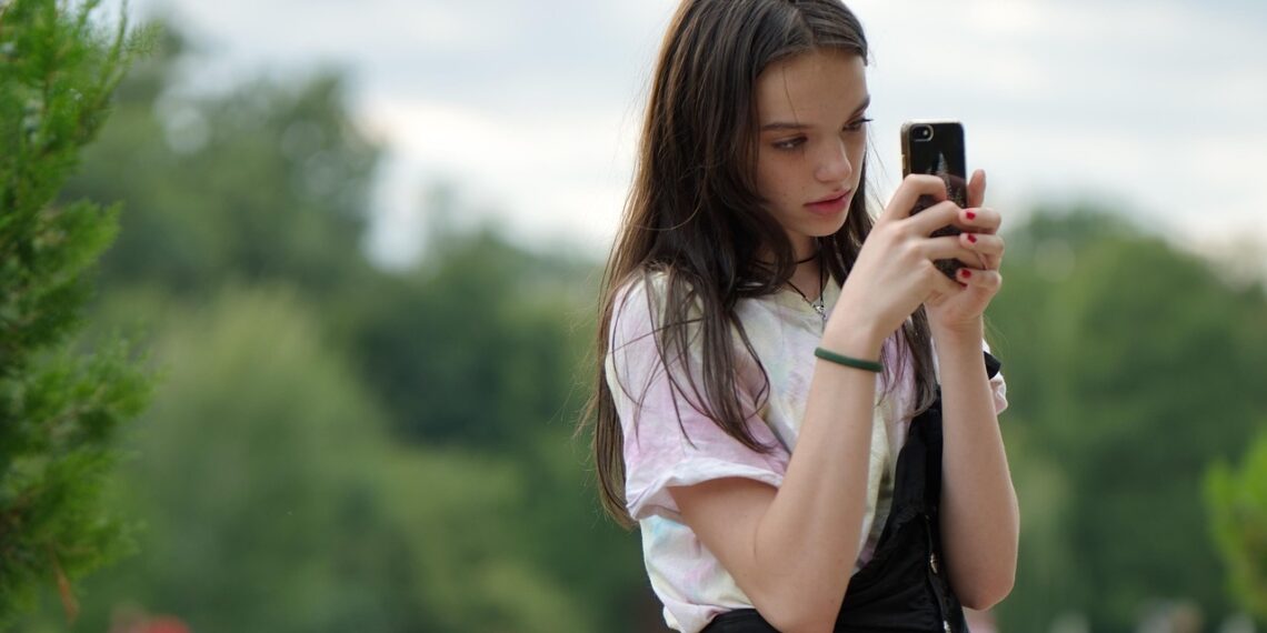 교실에서 딥페이크 제작 성적 이미지 유포. 십대들 사이 퍼지는 신종 학폭 AI 이용한 ‘DIY 포르노’ 확산