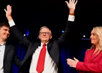 알바니즈 연임 성공, 더튼은 의석 상실. 노동당 정책, 성전환 수술이 메디케어로 커버?