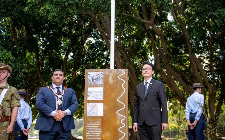 스트라스필드에서 가평 전투 기념비 제막식 열려. 차세대들, 두 나라에 유익한 일꾼으로 자라주기를