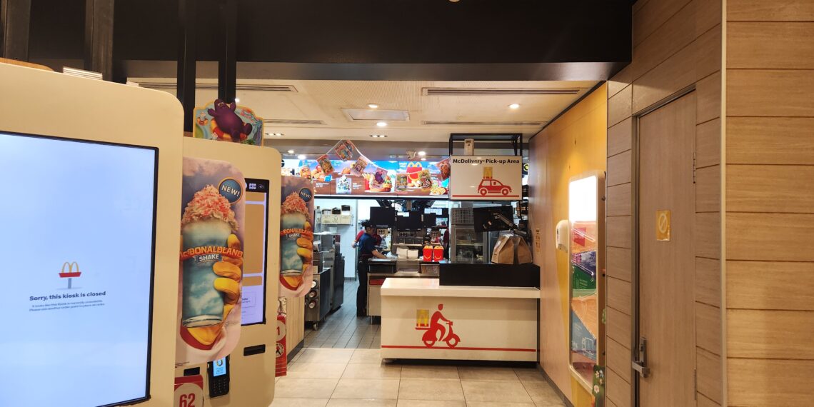 소매업계, 직원 만족 위해 파격 혜택. 피자,영화 할인부터 숙박 혜택까지