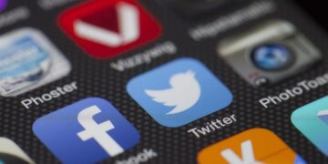 16세 미만 12월부터 SNS 금지 확정. 정부 “플랫폼보다 부모의 권리가 우선”