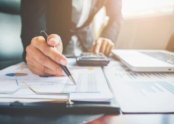 알바니즈 총리, 기업세 개편 추진. 2035 온실가스 감축 목표와 경제전환 강조