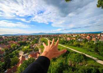 정부 임대 주택 100억 달러 썼지만 완공은 8채. 알바니즈 정부, 주택공급 속도 논란
