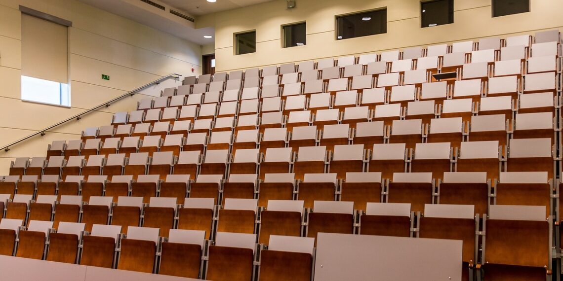 대학 구조조정 직격탄, 수천명 해고. 교수·학생 반발 확산 속 관리층 방어