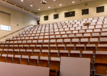 대학 구조조정 직격탄, 수천명 해고. 교수·학생 반발 확산 속 관리층 방어