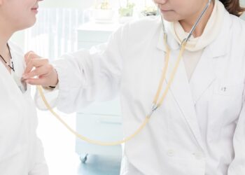 전문의 진료비 부담으로 GP 의존도 높아져. 복잡한 질환도 GP 의존, 진료시간 늘어
