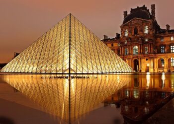 루브르 절도단, 역사적 왕관 훔쳐..암시장 보석 네트워크로 흘러가나