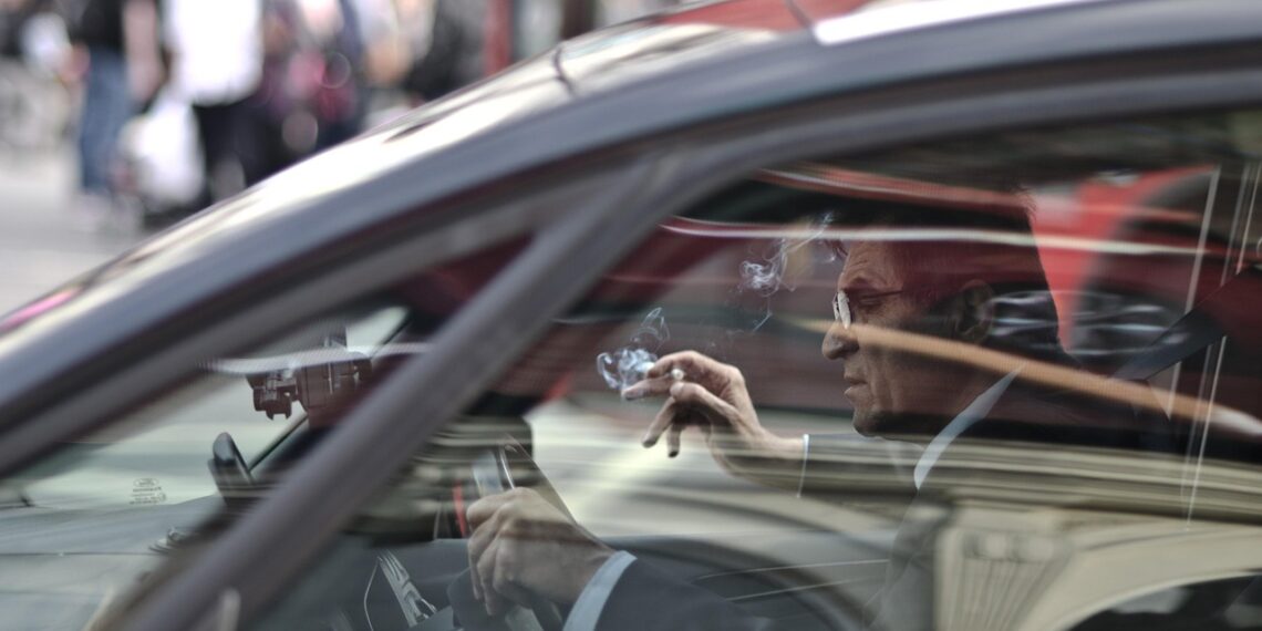 호주 전역 운전 규제 논란 확산. 음료, 흡연 금지?