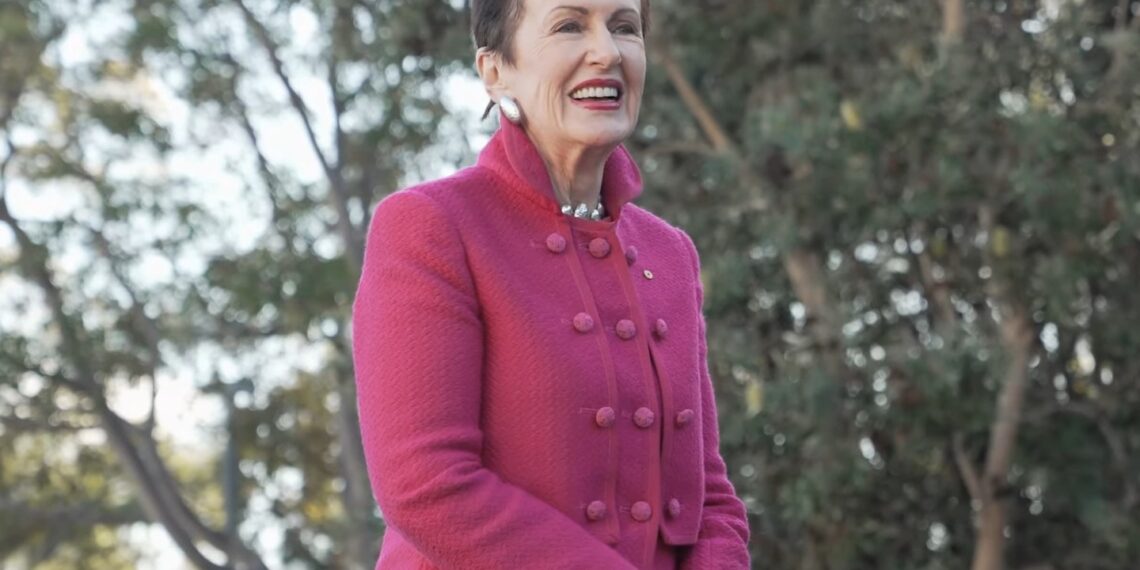 시드니 시장 클로버 무어, 주택정책 두고 주총리와 충돌