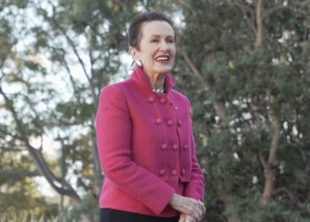 시드니 시장 클로버 무어, 주택정책 두고 주총리와 충돌