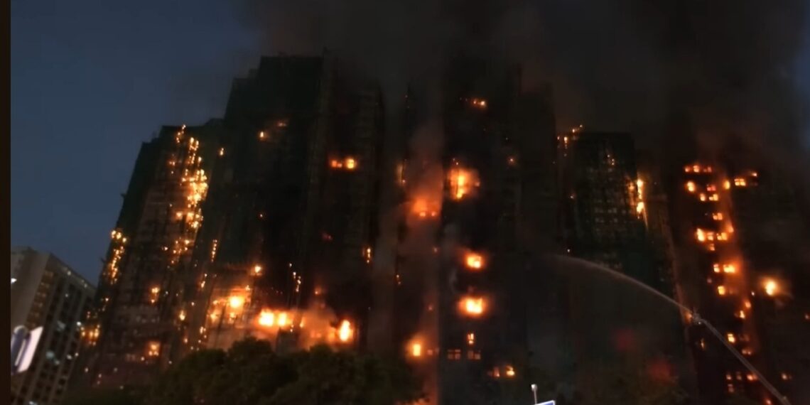 홍콩 타이포 화재로 아파트 7개동 전소. 대나무 비계, 전통 공법과 안전 규정 사이