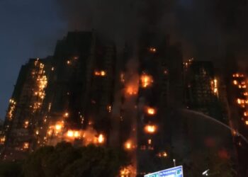 홍콩 타이포 화재로 아파트 7개동 전소. 대나무 비계, 전통 공법과 안전 규정 사이