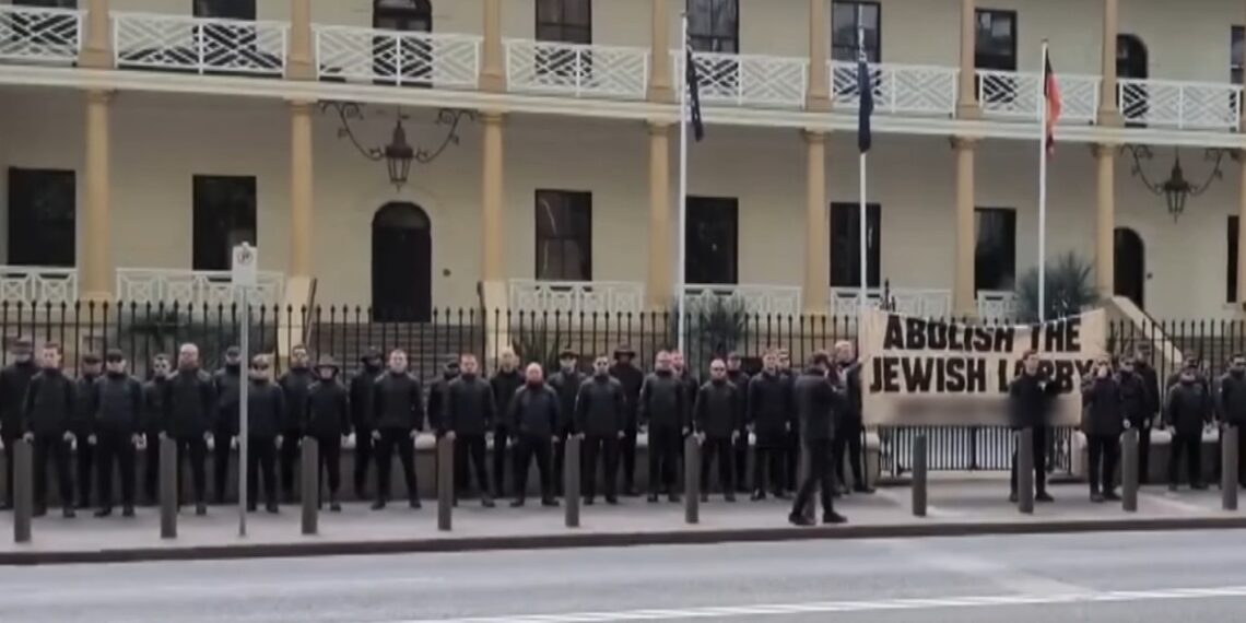 네오나치 집회 참가 남성 비자 취소, 즉각 구금, 추방 조치 단행