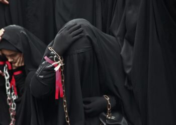 토니 버크 장관, ISIS 신부 송환. 비밀 회동서 정부 지원 거부 논란