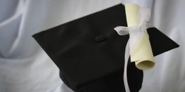 대학 중도 탈락생 첫 자격 인정 추진, 6개월 이상 이수 시 학력 공식 인증