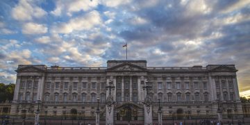 영국 경찰, 앤드류 전 왕자 체포후 풀려나..66세 생일에 체포, 엡스타인 연루 혐의 수사