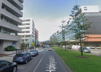 뉴카슬 아파트서 흉기 든 30대경찰이 쏜 총에 맞고 병원으로 압송돼