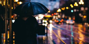시드니 강력 폭풍으로 대규모 정전 발생, 수백 건 구조 요청 이어지며 피해 확산