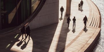 암호화폐 제도권 편입, 전 세대 투자 열풍 확산..기관 신뢰 영향, 은퇴자까지 시장 유입