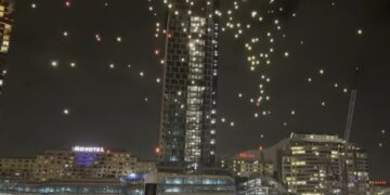 비비드 시드니 드론쇼 잇따라 취소, 80여 대 추락에도 “안전 우려 없었다”