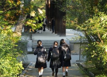 치마 길이 규정에 반발한 여학생들 “성차별 교복 규정 바꿔달라” 청원 확산