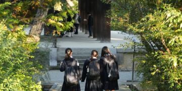 치마 길이 규정에 반발한 여학생들 “성차별 교복 규정 바꿔달라” 청원 확산